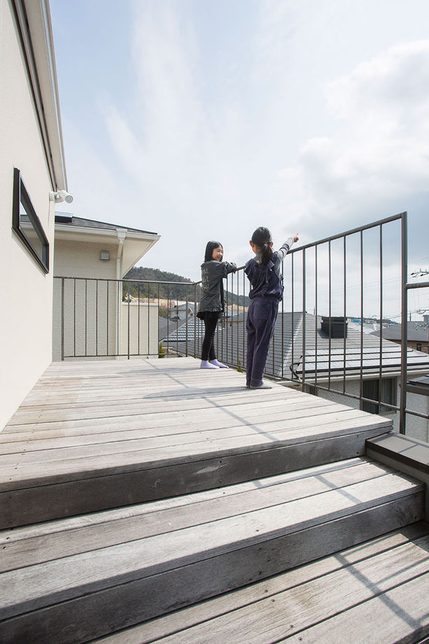 じょぶ 【兵庫/3000万円台/間取図有/20坪台】高台から景色を楽しむ 家無垢の杉床やレトロガラスの建具でカフェ風にの建築実例画像8