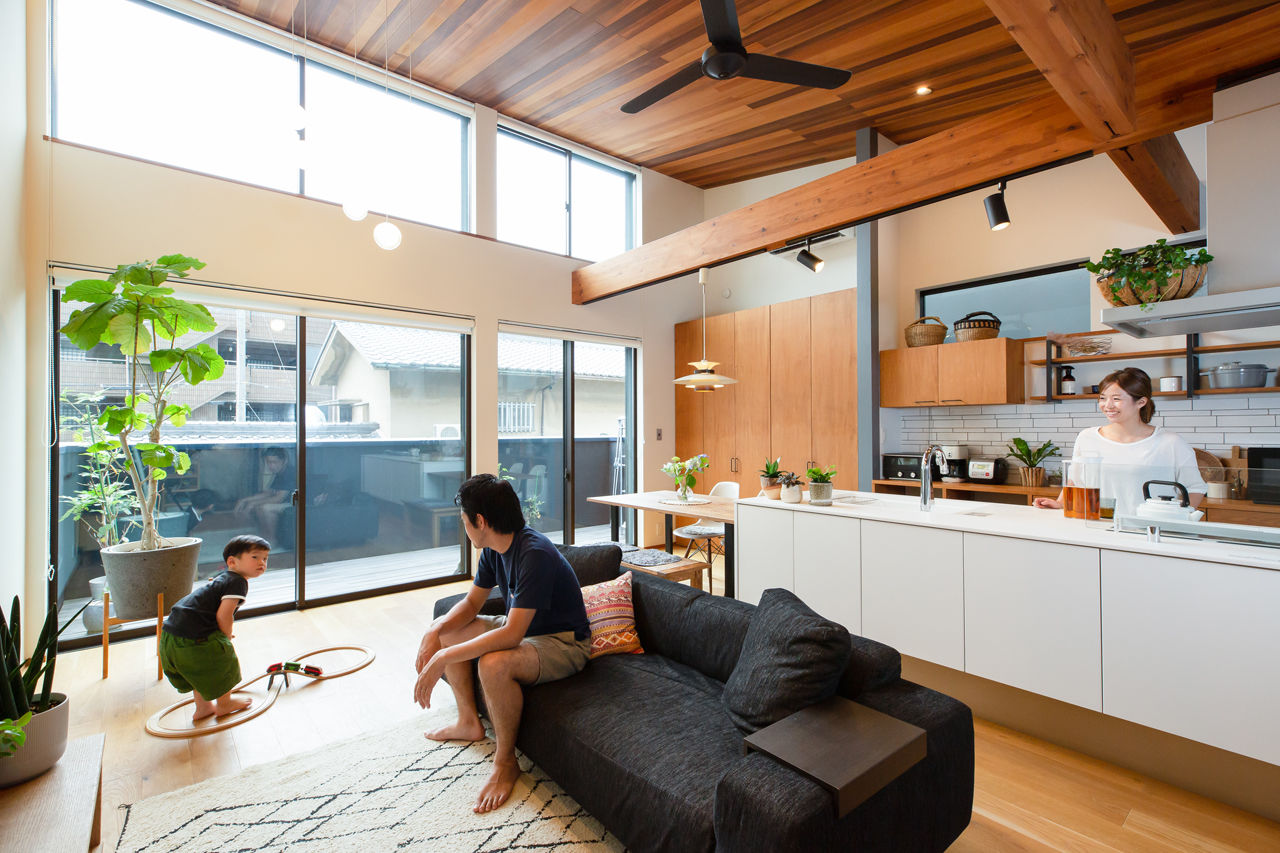 じょぶ 【2000万円台後半】2階LDKに大開口と勾配天井を。住宅密集地を感じさせない、空を身近に感じられる住まいの建築実例画像2