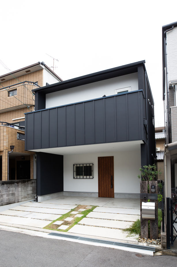 じょぶ 【2000万円台後半】2階LDKに大開口と勾配天井を。住宅密集地を感じさせない、空を身近に感じられる住まいの建築実例画像9