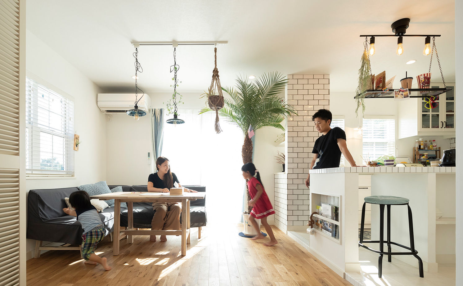 アットナチュレ 【1000万円台/28坪/間取り図/吹き抜け】自然素材と手作りのコラボがお気に入り！カルフォルニアハウスの建築実例画像4