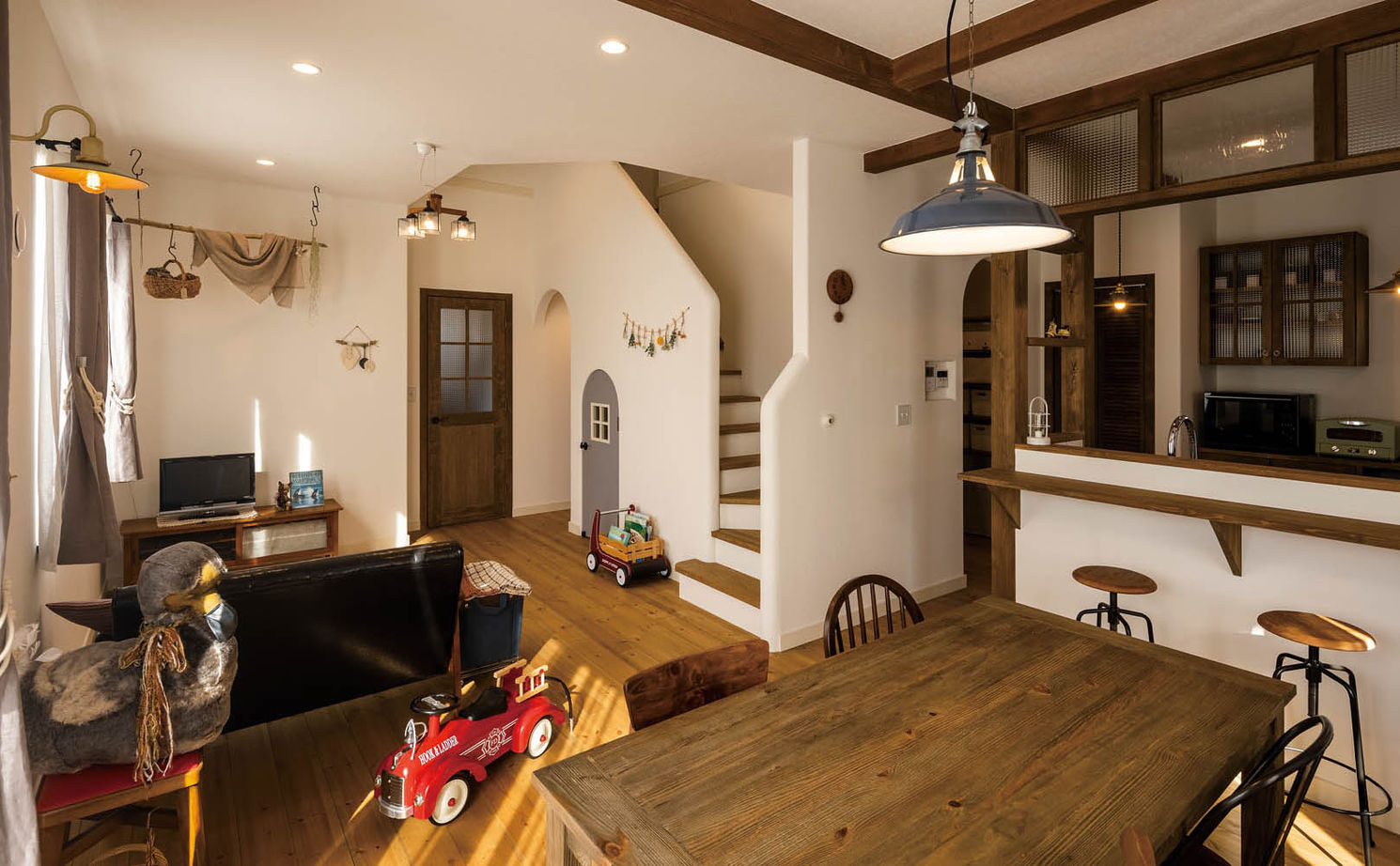 アットナチュレ 【1000万円台/37坪/間取り図/塗り壁_無垢床】インダストリアル×ほどよく可愛い!居心地満点ナチュラルハウスの建築実例画像4