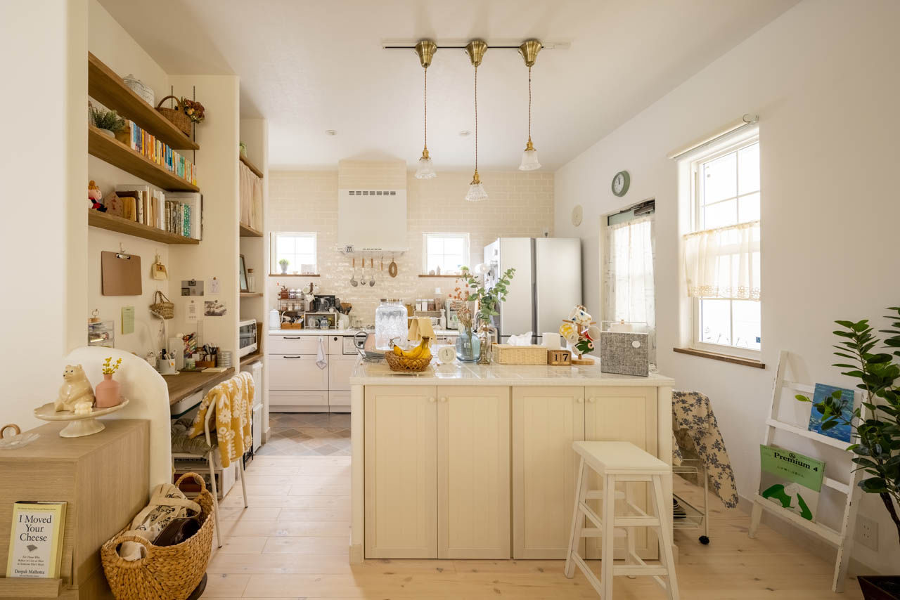 アットナチュレ 【1000万円台/41坪/間取り図/ハンドメイドキッチン/ダウンフロア】雑貨満載でもスッキリ暮らす北欧スタイルの建築実例画像2