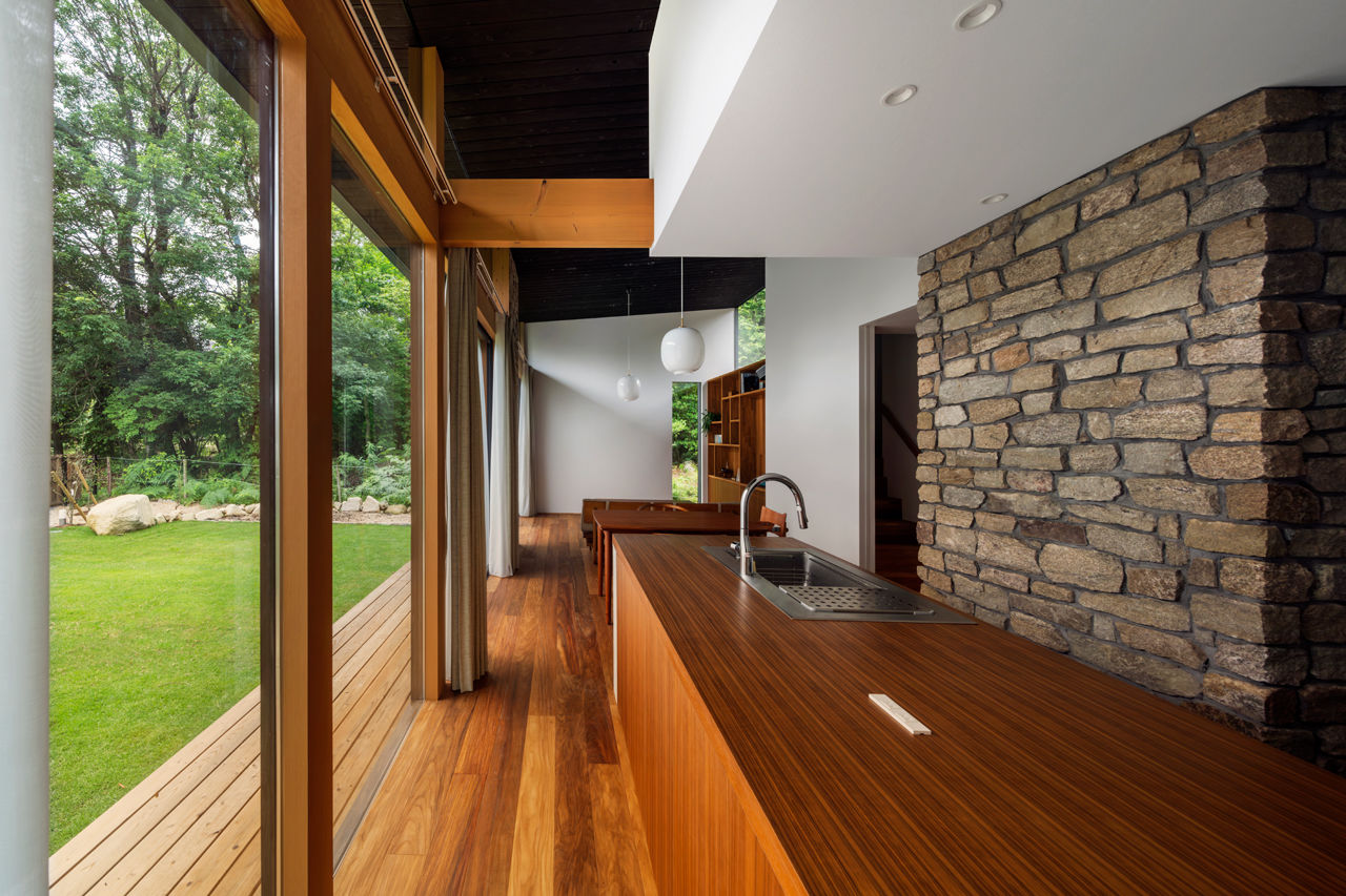 ESSRI（エスリ） 【滋賀/約30坪】芝生の庭が広がる自然豊かな家。味わい深い木や石の設えを、ゲストと共に楽しむの建築実例画像2