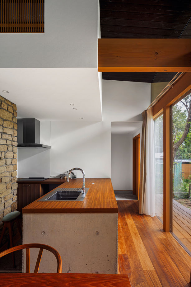 ESSRI（エスリ） 【滋賀/約30坪】芝生の庭が広がる自然豊かな家。味わい深い木や石の設えを、ゲストと共に楽しむの建築実例画像5