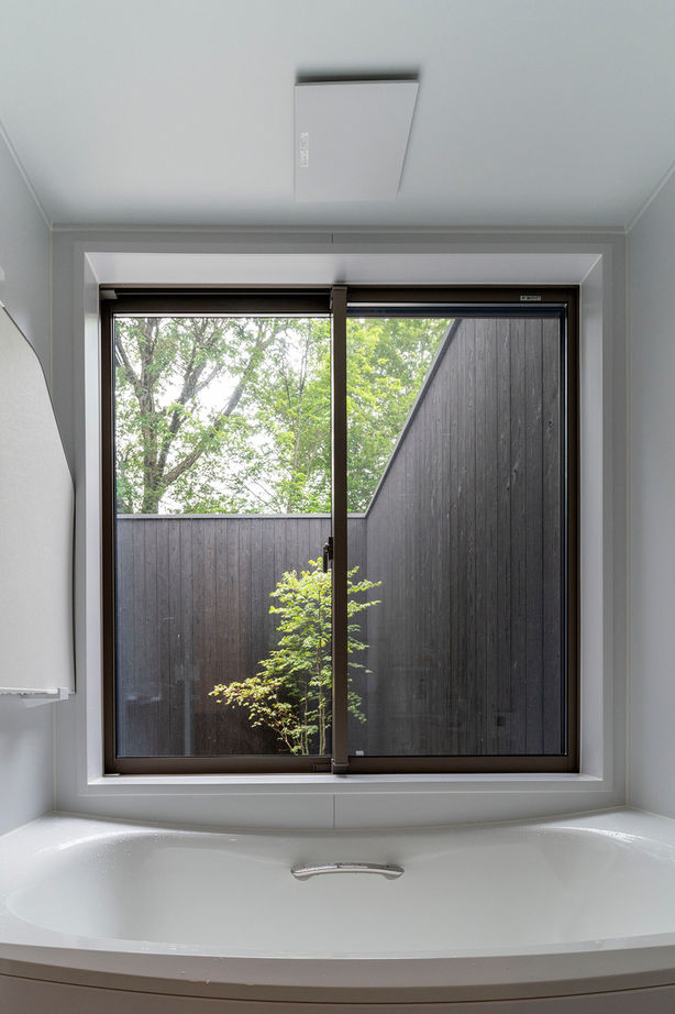 ESSRI（エスリ） 【滋賀/約30坪】芝生の庭が広がる自然豊かな家。味わい深い木や石の設えを、ゲストと共に楽しむの建築実例画像8