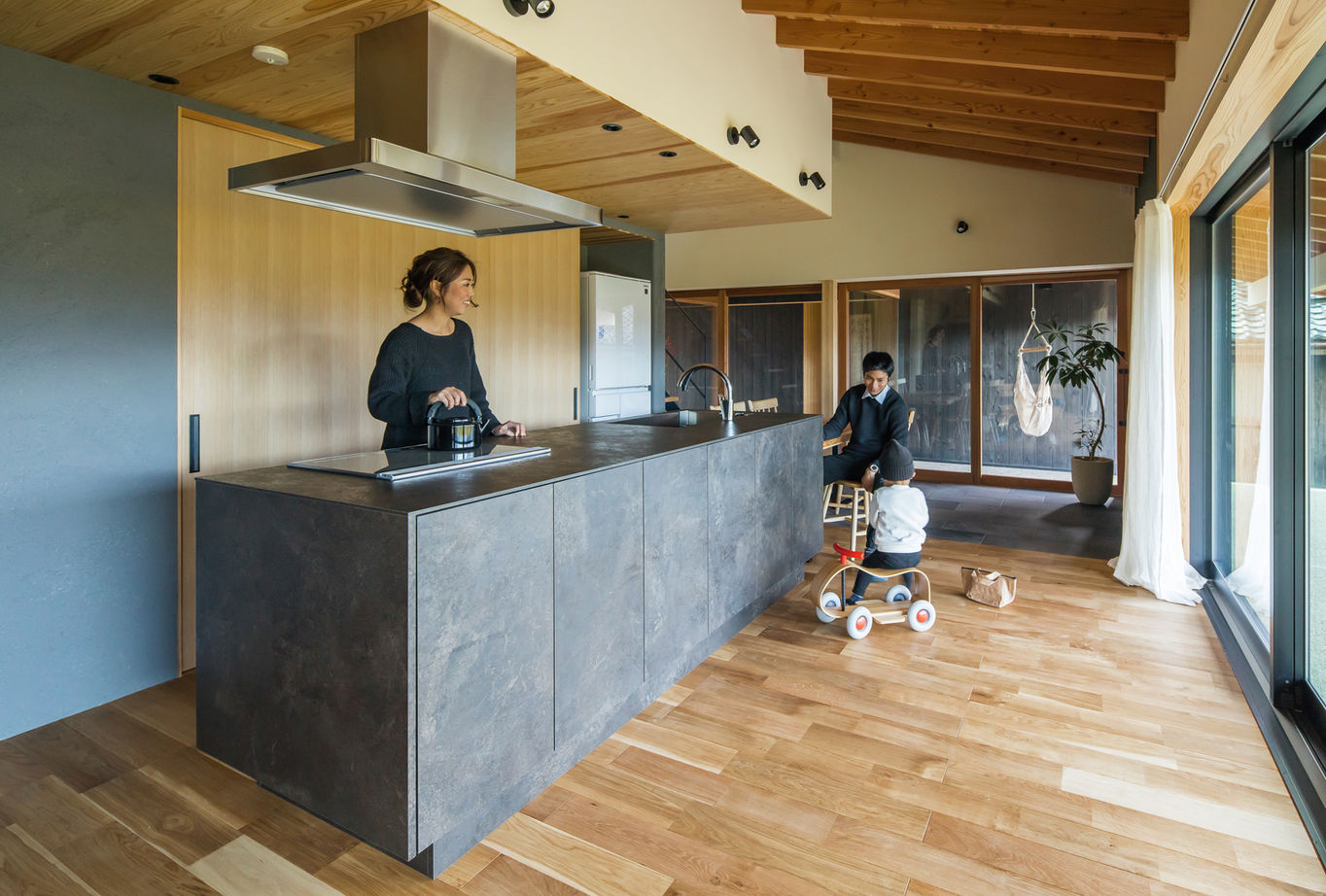 ALTS DESIGN OFFICE（アルツ　デザイン　オフィス） 《滋賀県/間取り図有》室内でありながら外の雰囲気を楽しめ、家族が心からくつろげる「風景を取り込む家」の建築実例画像3