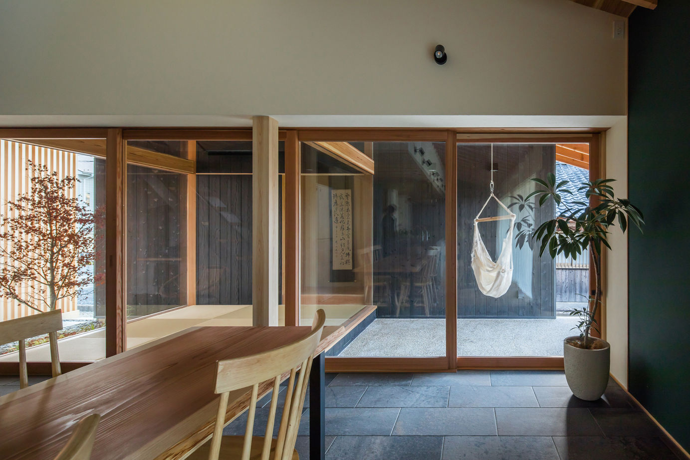 ALTS DESIGN OFFICE（アルツ　デザイン　オフィス） 《滋賀県/間取り図有》室内でありながら外の雰囲気を楽しめ、家族が心からくつろげる「風景を取り込む家」の建築実例画像11