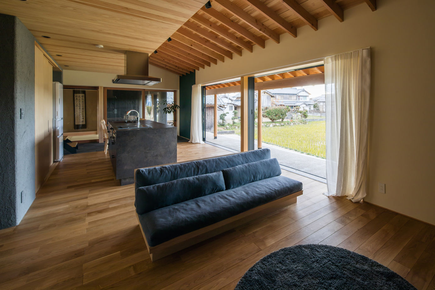 ALTS DESIGN OFFICE（アルツ　デザイン　オフィス） 《滋賀県/間取り図有》室内でありながら外の雰囲気を楽しめ、家族が心からくつろげる「風景を取り込む家」の建築実例画像14