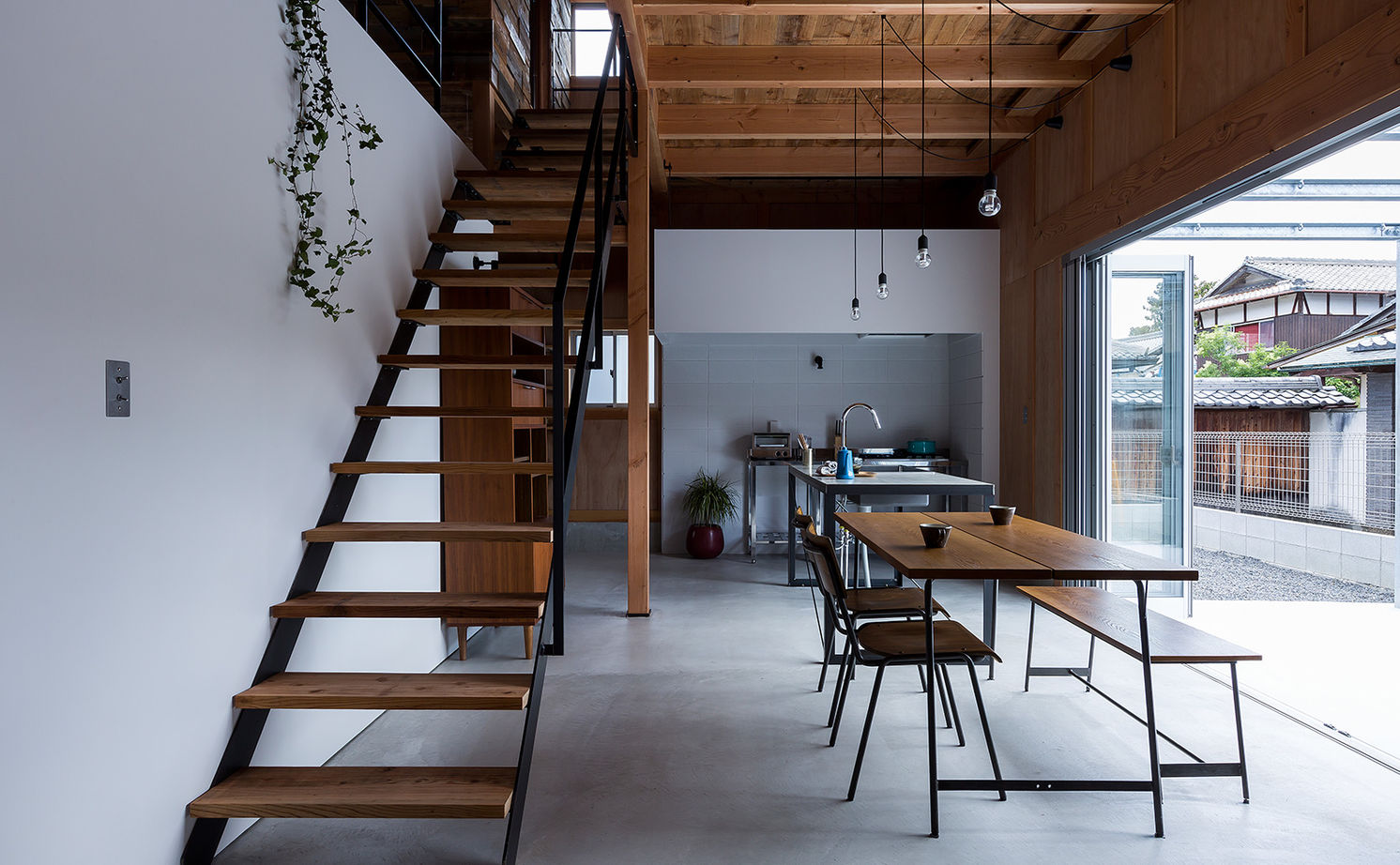 ALTS DESIGN OFFICE（アルツ　デザイン　オフィス） 《湖南市/間取り図有》ハコのような空間使いと無骨さを表現した「倉庫をリノベーションしたような家」の建築実例画像2