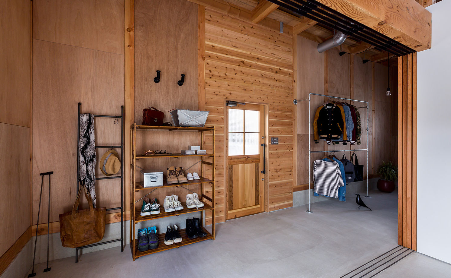 ALTS DESIGN OFFICE（アルツ　デザイン　オフィス） 《湖南市/間取り図有》ハコのような空間使いと無骨さを表現した「倉庫をリノベーションしたような家」の建築実例画像6