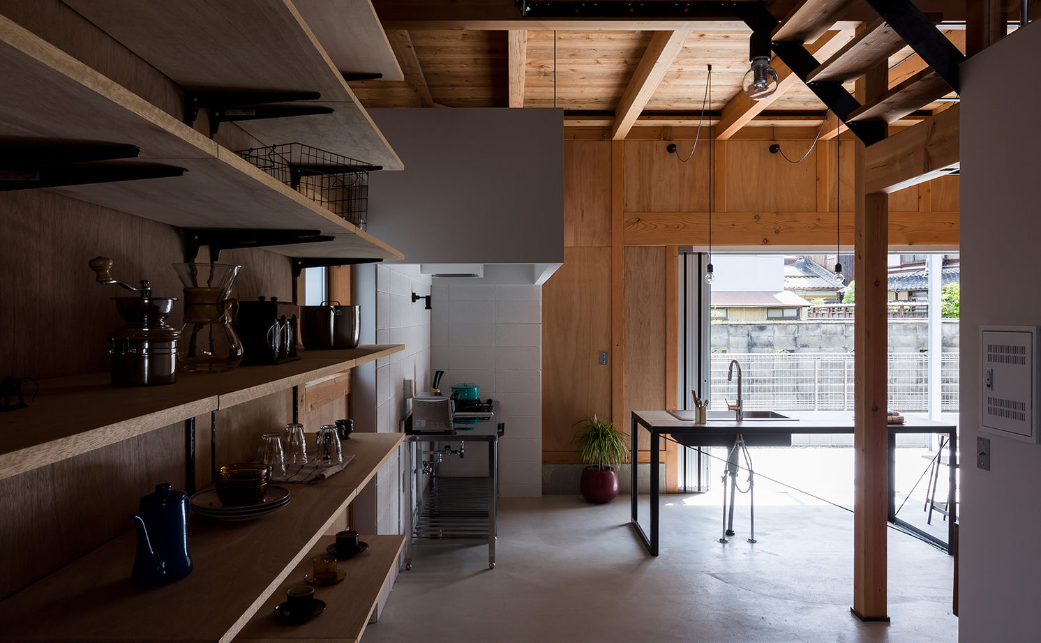 ALTS DESIGN OFFICE（アルツ　デザイン　オフィス） 《湖南市/間取り図有》ハコのような空間使いと無骨さを表現した「倉庫をリノベーションしたような家」の建築実例画像7