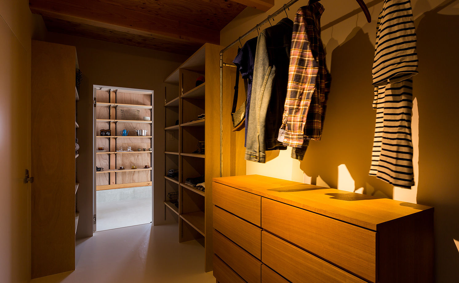 ALTS DESIGN OFFICE（アルツ　デザイン　オフィス） 《湖南市/間取り図有》ハコのような空間使いと無骨さを表現した「倉庫をリノベーションしたような家」の建築実例画像9