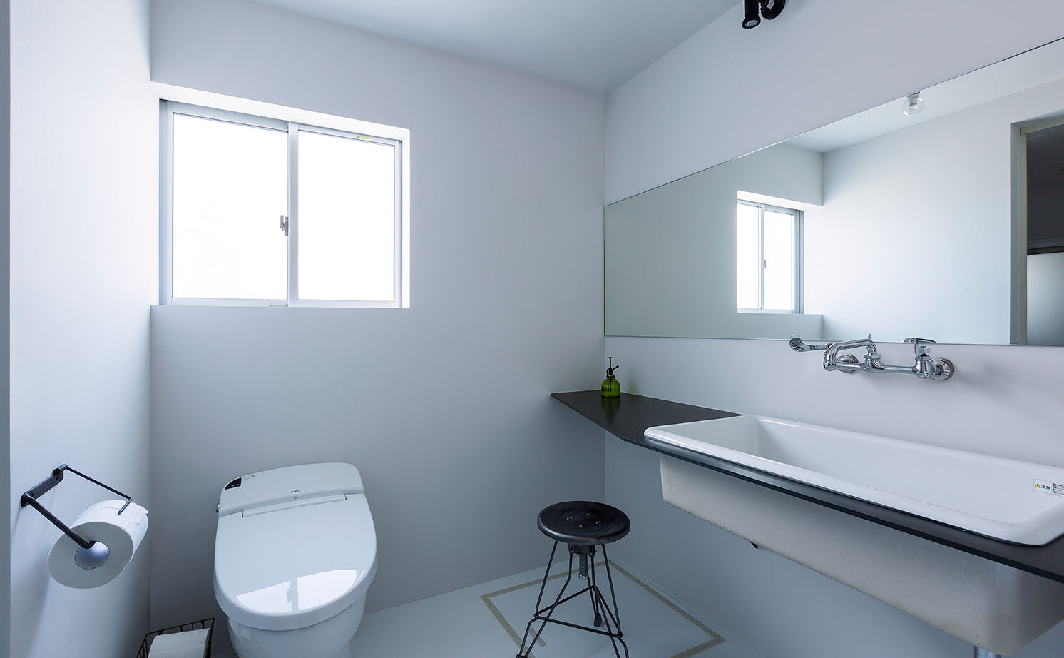 ALTS DESIGN OFFICE（アルツ　デザイン　オフィス） 《湖南市/間取り図有》ハコのような空間使いと無骨さを表現した「倉庫をリノベーションしたような家」の建築実例画像15