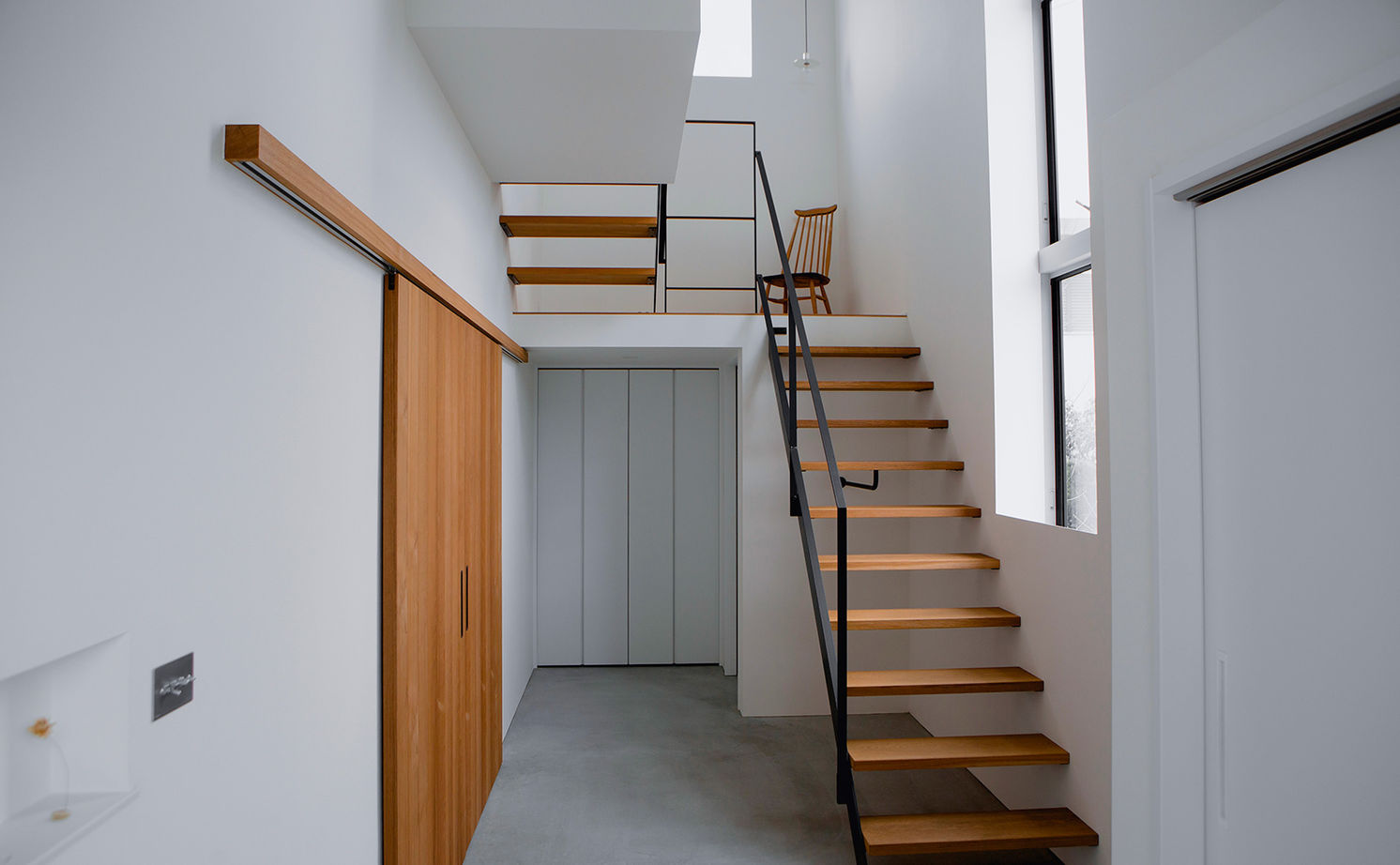 ALTS DESIGN OFFICE（アルツ　デザイン　オフィス） ≪滋賀県/間取り図有≫お気に入りの絵画が映える美術館のような玄関ホールとコンクリート土間がある住まいの建築実例画像2