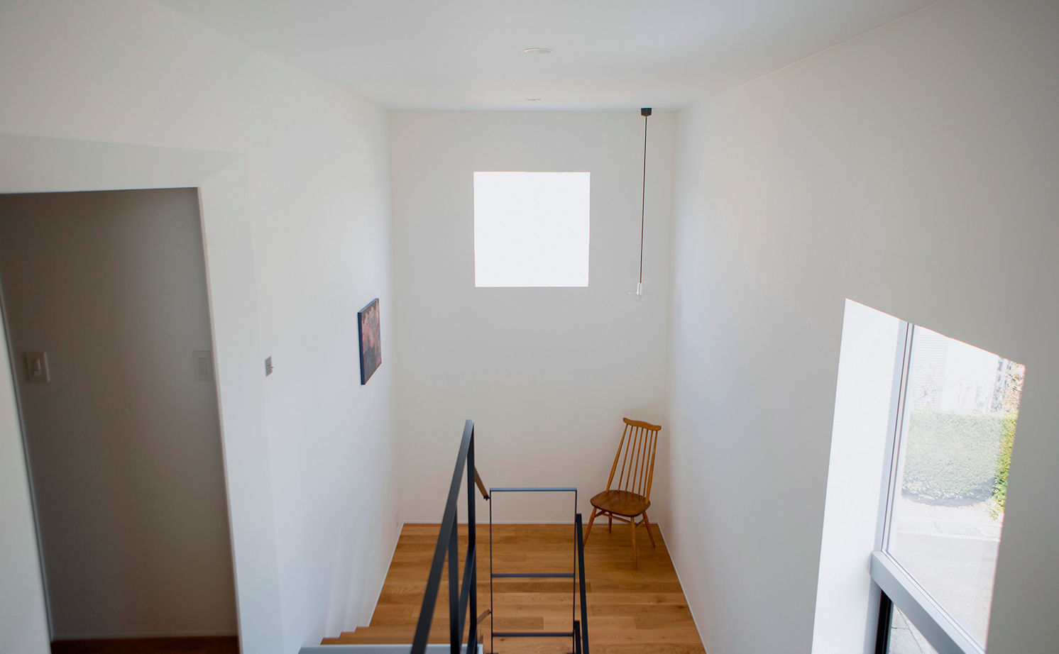 ALTS DESIGN OFFICE（アルツ　デザイン　オフィス） ≪滋賀県/間取り図有≫お気に入りの絵画が映える美術館のような玄関ホールとコンクリート土間がある住まいの建築実例画像3