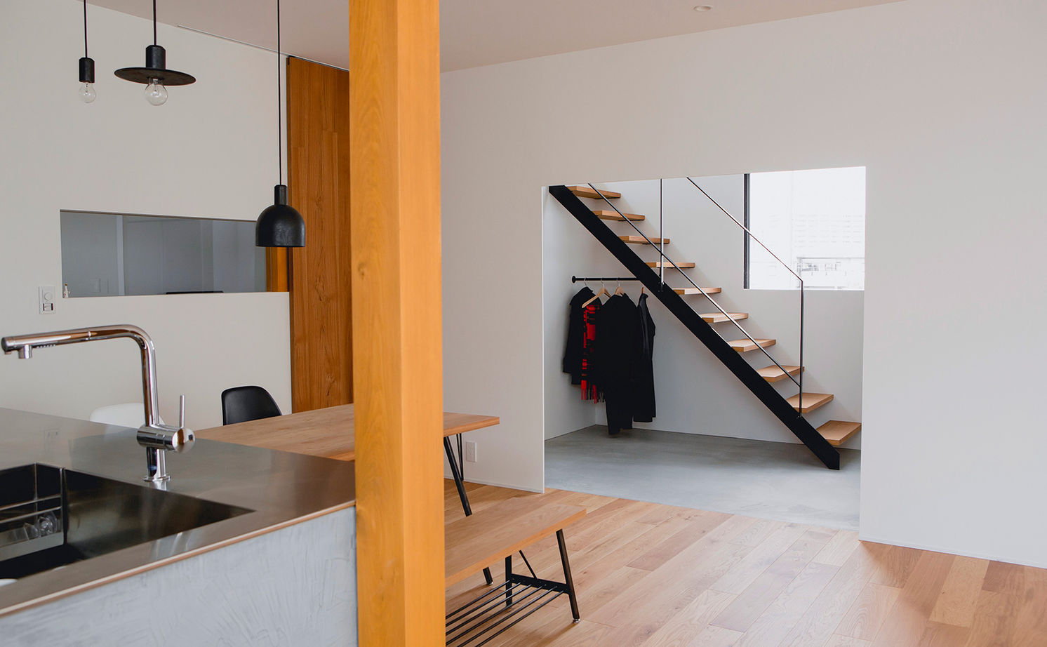 ALTS DESIGN OFFICE（アルツ　デザイン　オフィス） ≪滋賀県/間取り図有≫お気に入りの絵画が映える美術館のような玄関ホールとコンクリート土間がある住まいの建築実例画像4