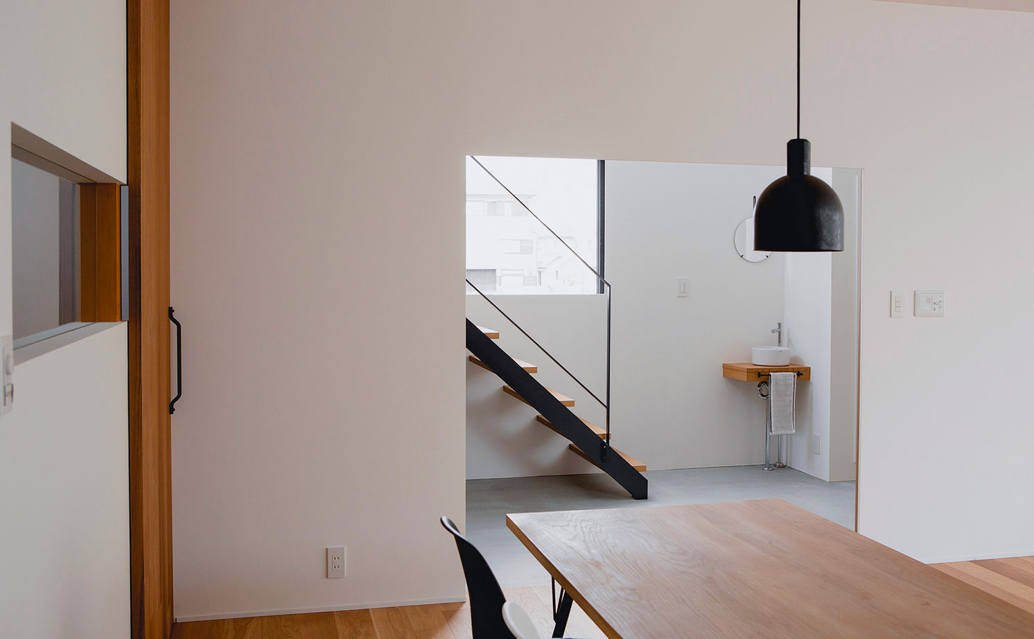 ALTS DESIGN OFFICE（アルツ　デザイン　オフィス） ≪滋賀県/間取り図有≫お気に入りの絵画が映える美術館のような玄関ホールとコンクリート土間がある住まいの建築実例画像5