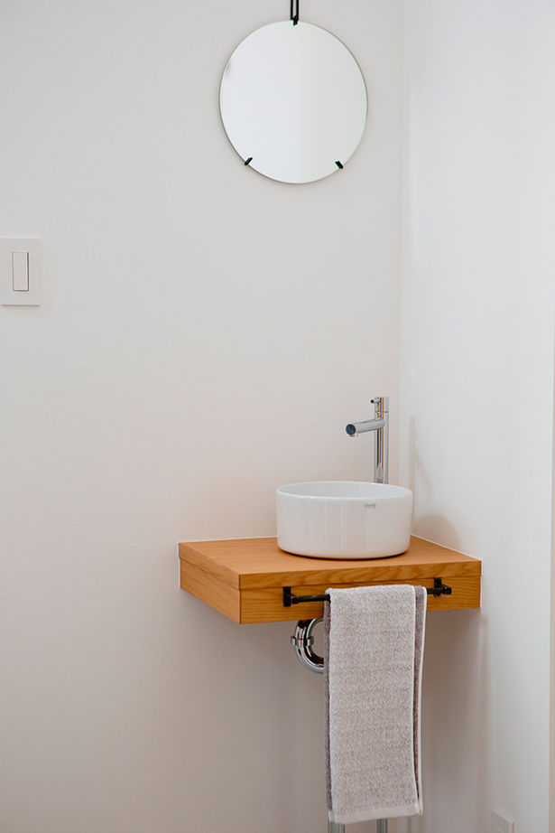 ALTS DESIGN OFFICE（アルツ　デザイン　オフィス） ≪滋賀県/間取り図有≫お気に入りの絵画が映える美術館のような玄関ホールとコンクリート土間がある住まいの建築実例画像6