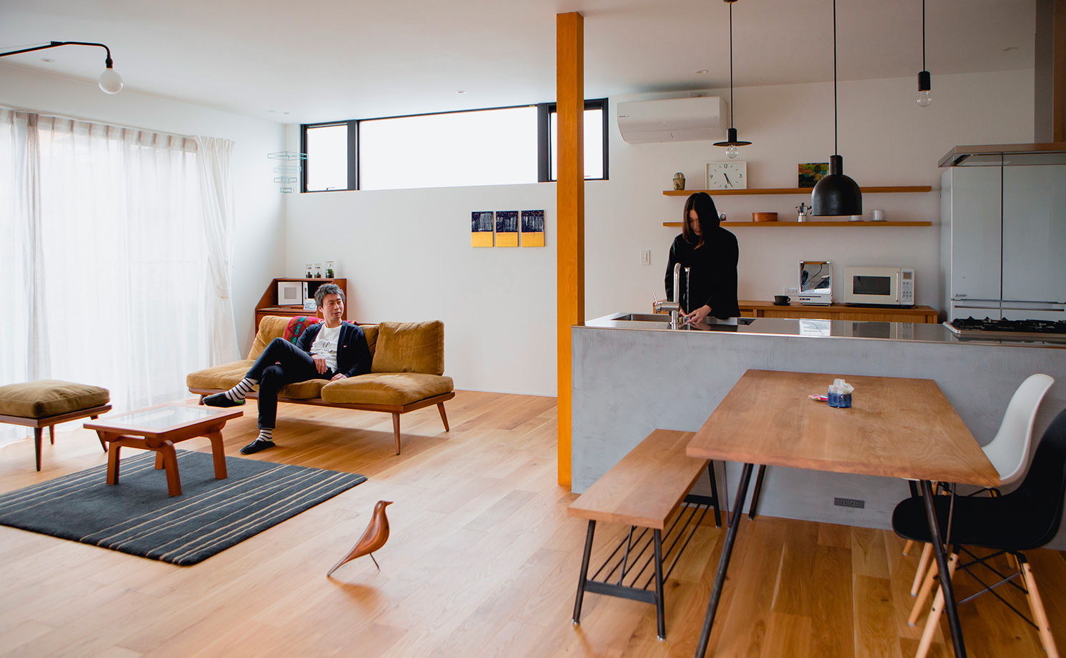 ALTS DESIGN OFFICE（アルツ　デザイン　オフィス） ≪滋賀県/間取り図有≫お気に入りの絵画が映える美術館のような玄関ホールとコンクリート土間がある住まいの建築実例画像7