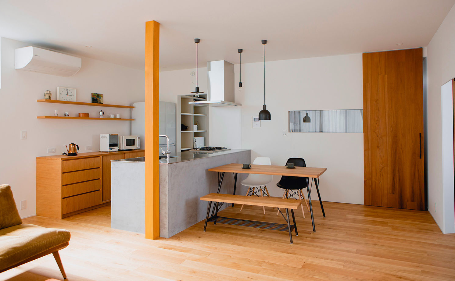 ALTS DESIGN OFFICE（アルツ　デザイン　オフィス） ≪滋賀県/間取り図有≫お気に入りの絵画が映える美術館のような玄関ホールとコンクリート土間がある住まいの建築実例画像8