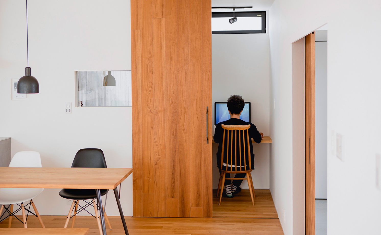 ALTS DESIGN OFFICE（アルツ　デザイン　オフィス） ≪滋賀県/間取り図有≫お気に入りの絵画が映える美術館のような玄関ホールとコンクリート土間がある住まいの建築実例画像9