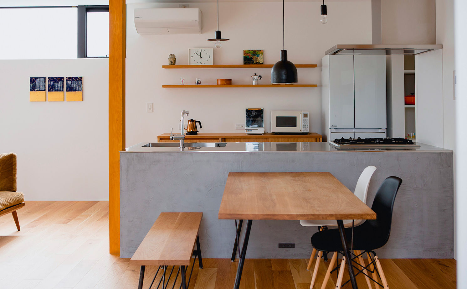 ALTS DESIGN OFFICE（アルツ　デザイン　オフィス） ≪滋賀県/間取り図有≫お気に入りの絵画が映える美術館のような玄関ホールとコンクリート土間がある住まいの建築実例画像10