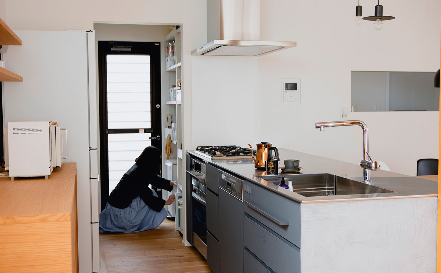 ALTS DESIGN OFFICE（アルツ　デザイン　オフィス） ≪滋賀県/間取り図有≫お気に入りの絵画が映える美術館のような玄関ホールとコンクリート土間がある住まいの建築実例画像11