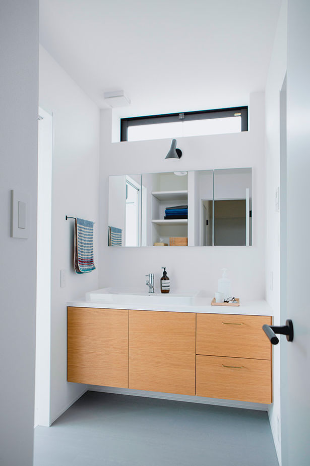 ALTS DESIGN OFFICE（アルツ　デザイン　オフィス） ≪滋賀県/間取り図有≫お気に入りの絵画が映える美術館のような玄関ホールとコンクリート土間がある住まいの建築実例画像12