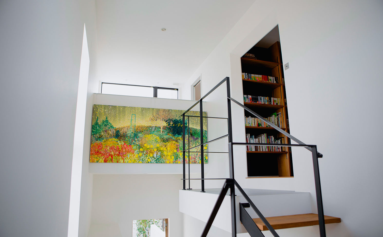 ALTS DESIGN OFFICE（アルツ　デザイン　オフィス） ≪滋賀県/間取り図有≫お気に入りの絵画が映える美術館のような玄関ホールとコンクリート土間がある住まいの建築実例画像15