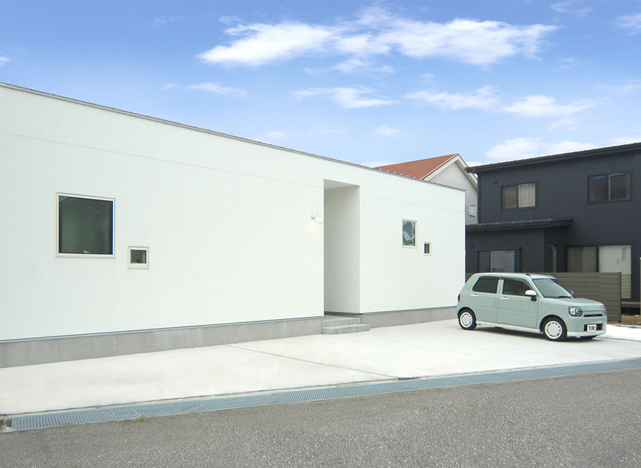 TIME+ 【プライベートと採光を重視した平屋】光庭が空への開放感を生み出す、アーバンスタイルのフラットハウスの建築実例画像2