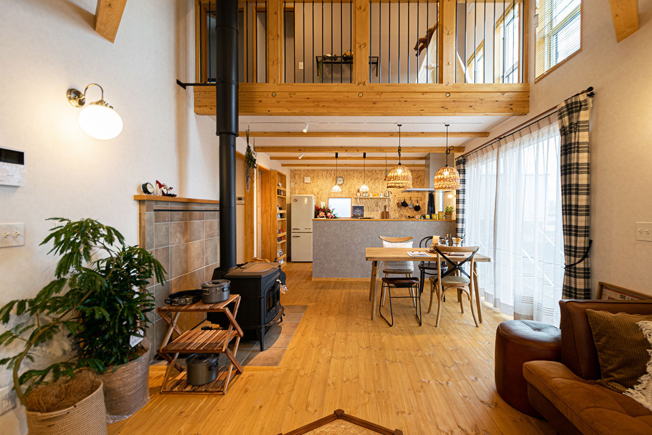 パルコホーム 【間取り図有/アウトドア派】薪ストーブのある吹き抜けリビングやウッドデッキなど自由に楽しめる住まいの建築実例画像2