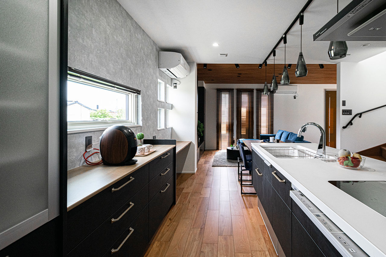 パルコホーム 【間取り図有/ビルトインガレージ】友人が集まれる約20帖のLDKや、こだわりの木目×モノトーンインテリアの建築実例画像3