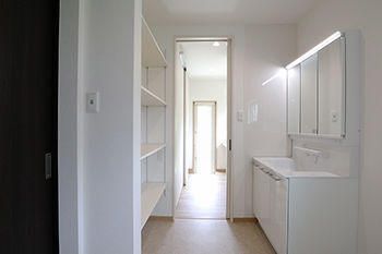 パルコホーム 【間取図有／2000万円台／小屋裏収納／太陽光発電＆蓄電池】広々とした平屋の家で家族の趣味や時間を満喫の建築実例画像8