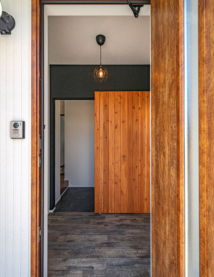 パルコホーム 家族もお客様もゆったり寛げる温かな無垢材がポイント。こだわりインテリアの店舗兼住宅の建築実例画像2