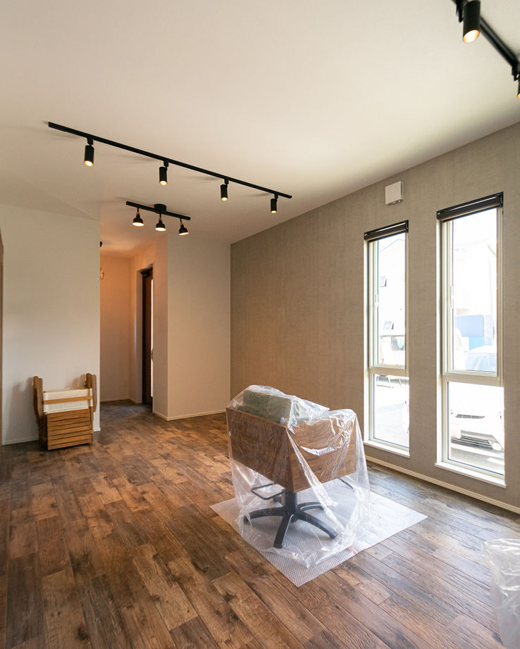 パルコホーム 家族もお客様もゆったり寛げる温かな無垢材がポイント。こだわりインテリアの店舗兼住宅の建築実例画像3