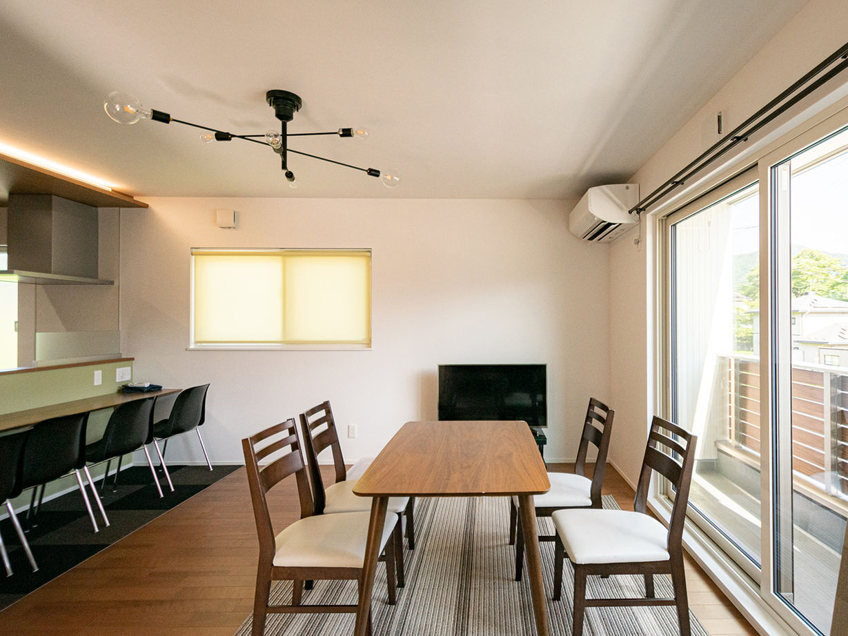 パルコホーム 家族もお客様もゆったり寛げる温かな無垢材がポイント。こだわりインテリアの店舗兼住宅の建築実例画像4