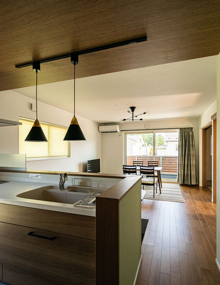 パルコホーム 家族もお客様もゆったり寛げる温かな無垢材がポイント。こだわりインテリアの店舗兼住宅の建築実例画像5