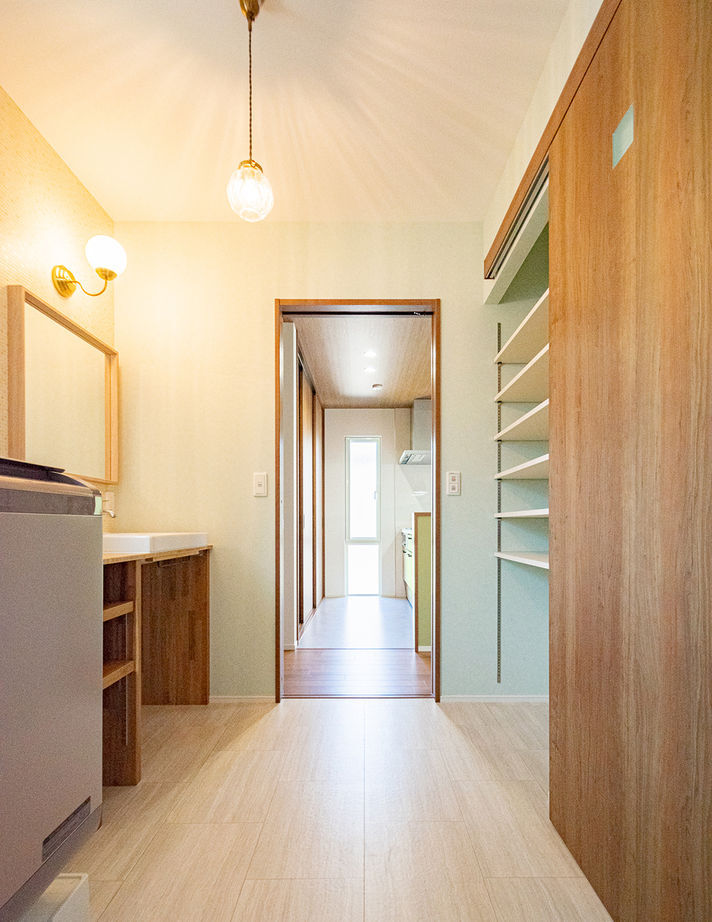 パルコホーム 家族もお客様もゆったり寛げる温かな無垢材がポイント。こだわりインテリアの店舗兼住宅の建築実例画像6