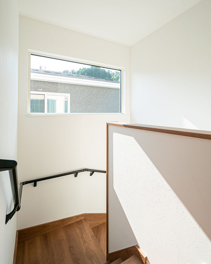 パルコホーム 家族もお客様もゆったり寛げる温かな無垢材がポイント。こだわりインテリアの店舗兼住宅の建築実例画像8