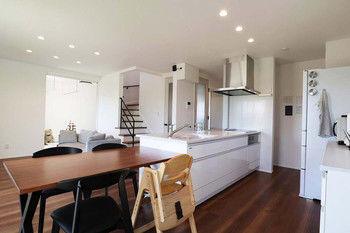 パルコホーム 【1500～1999万円／広々4LDK】カバードポーチのあるアーリーアメリカン風住宅がローコストで実現の建築実例画像2