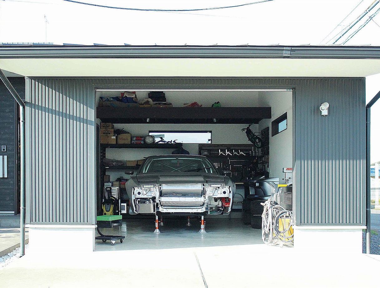 イケダ工務店 【44.8坪/3,000～3,499万円】ガレージで趣味を徹底的に楽しむ！木の温もりに包まれる癒しの生活の建築実例画像3