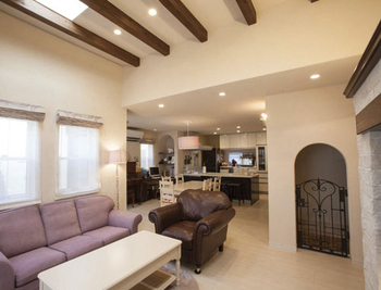 新進建設 【3200万円】125組が見学に訪れた実例。南欧風デザインが印象的なガレージハウス／家の間取り図ありの建築実例画像2