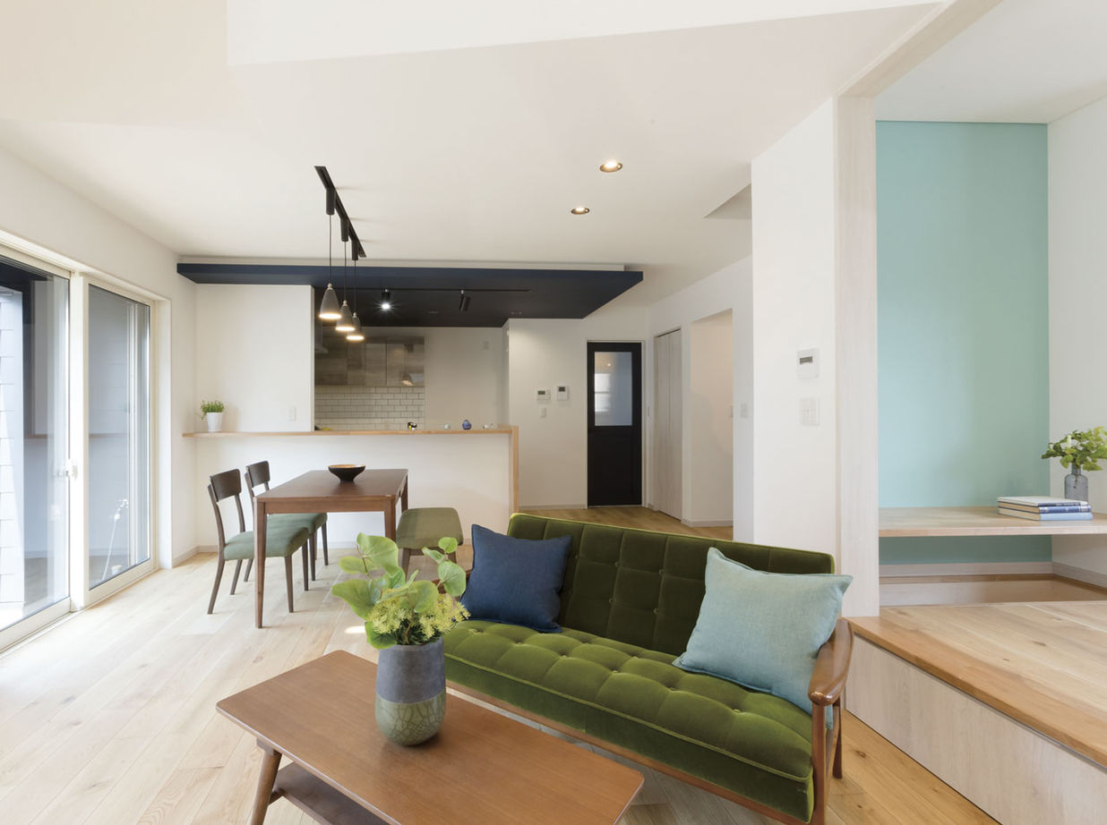 新進建設 【2537万円】シックな黒に、無垢板張りでぬくもりをプラス。オシャレな三角屋根の家／家の間取り図ありの建築実例画像2