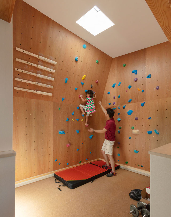 新進建設 【2537万円】シックな黒に、無垢板張りでぬくもりをプラス。オシャレな三角屋根の家／家の間取り図ありの建築実例画像3