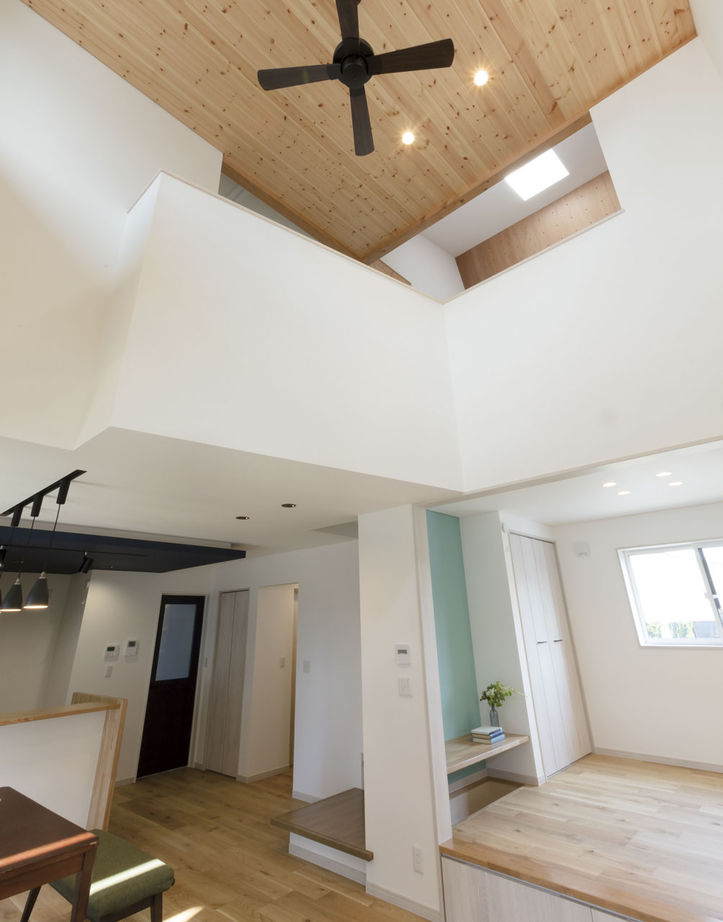 新進建設 【2537万円】シックな黒に、無垢板張りでぬくもりをプラス。オシャレな三角屋根の家／家の間取り図ありの建築実例画像4