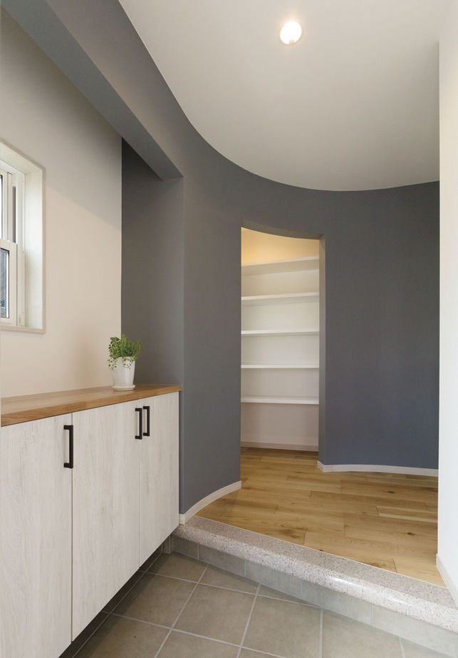 新進建設 【2537万円】シックな黒に、無垢板張りでぬくもりをプラス。オシャレな三角屋根の家／家の間取り図ありの建築実例画像6