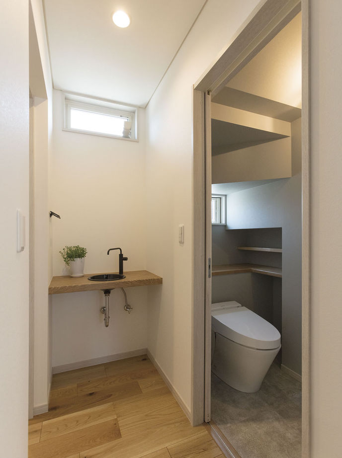 新進建設 【2537万円】シックな黒に、無垢板張りでぬくもりをプラス。オシャレな三角屋根の家／家の間取り図ありの建築実例画像7