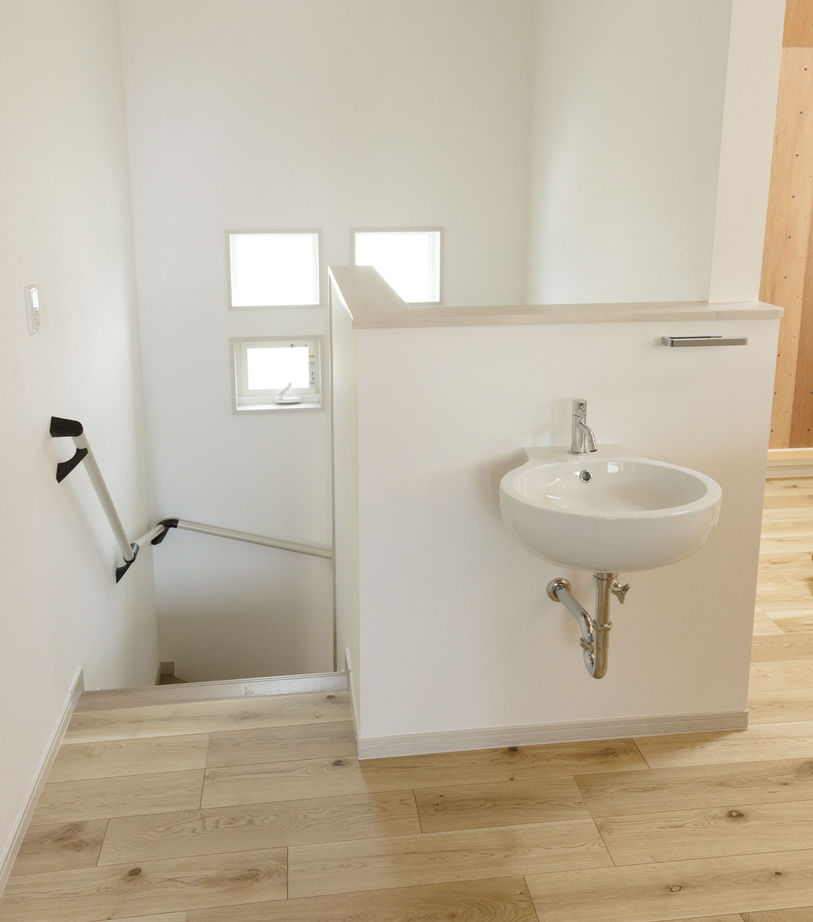 新進建設 【2537万円】シックな黒に、無垢板張りでぬくもりをプラス。オシャレな三角屋根の家／家の間取り図ありの建築実例画像8