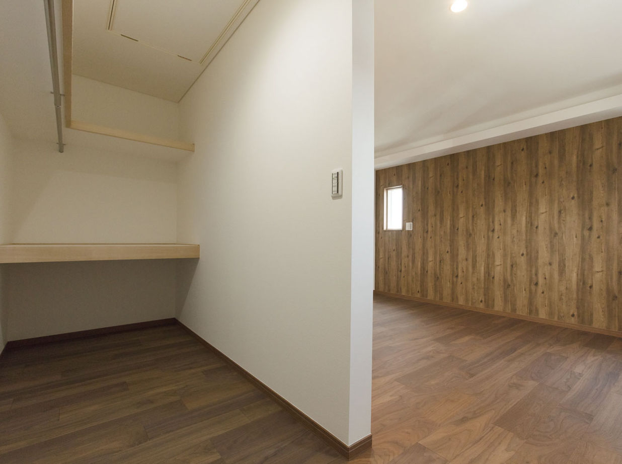 新進建設 【2537万円】シックな黒に、無垢板張りでぬくもりをプラス。オシャレな三角屋根の家／家の間取り図ありの建築実例画像9