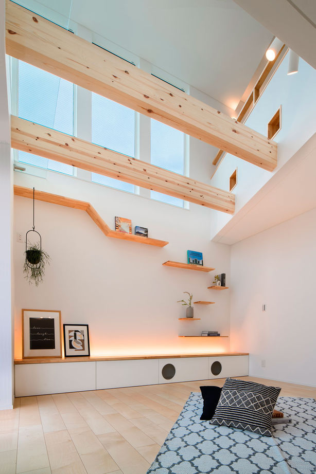 新進建設 【絶景／2750万円／延床35坪／ZEH／間取り図あり】秦野の絶景を見下ろすリビング。人も愛猫ものびやかに。の建築実例画像2